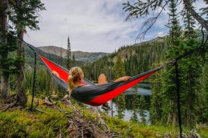 Un camping isolé au milieu des prairies.
