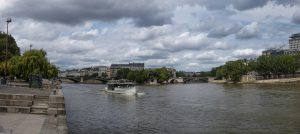 Voyage tranquille en bateau-mouche.
